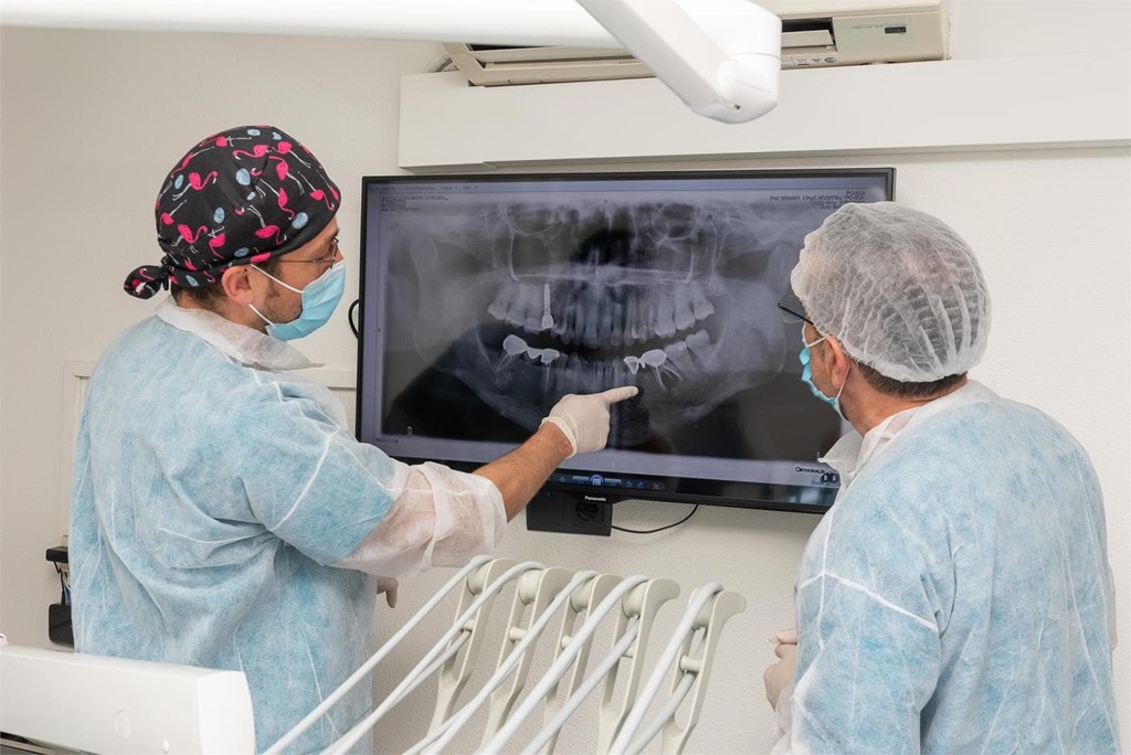 ¡Comienza el año estrenando sonrisa gracias a los implantes dentales!