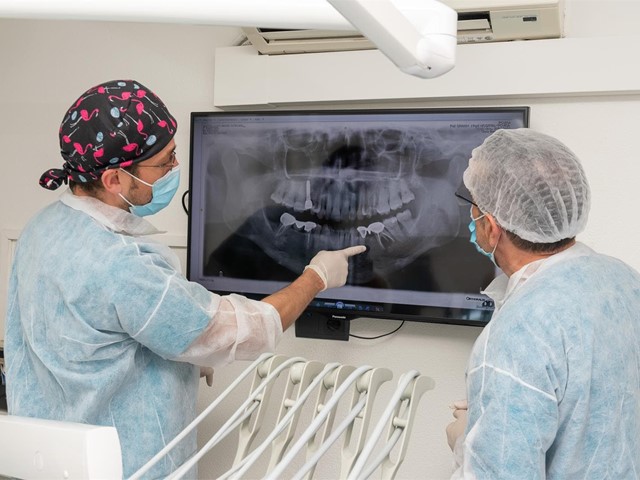 ¡Comienza el año estrenando sonrisa gracias a los implantes dentales!