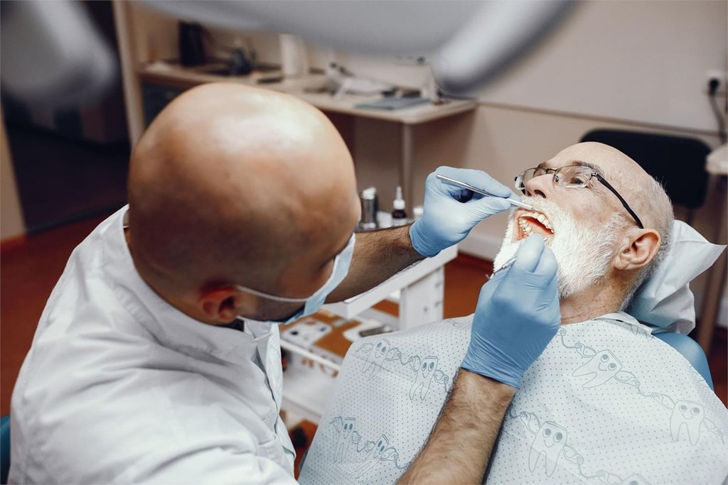 ¿Cuál es el precio de los implantes dentales?