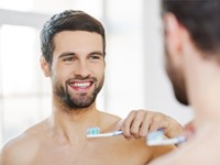 ¿Por qué me sangran los dientes al cepillármelos?