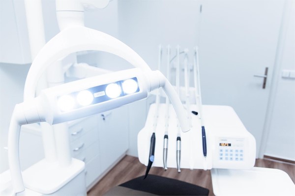Primera consulta gratis en nuestras clínicas dentales en Vigo y Baiona
