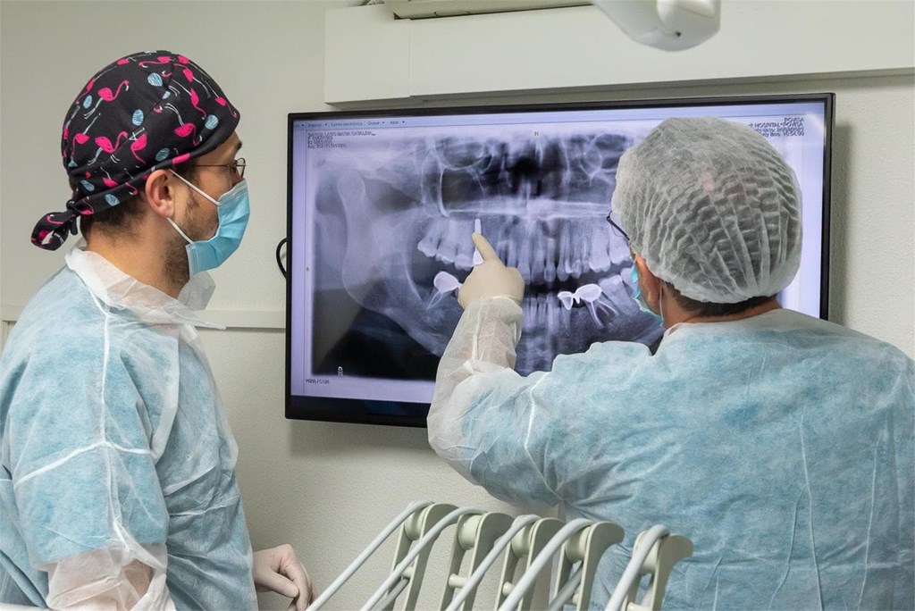 ¿Se pueden poner implantes si tengo periodontitis?