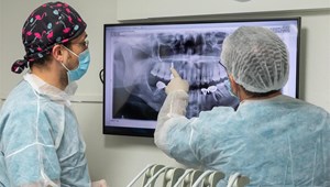 ¿Se pueden poner implantes si tengo periodontitis?